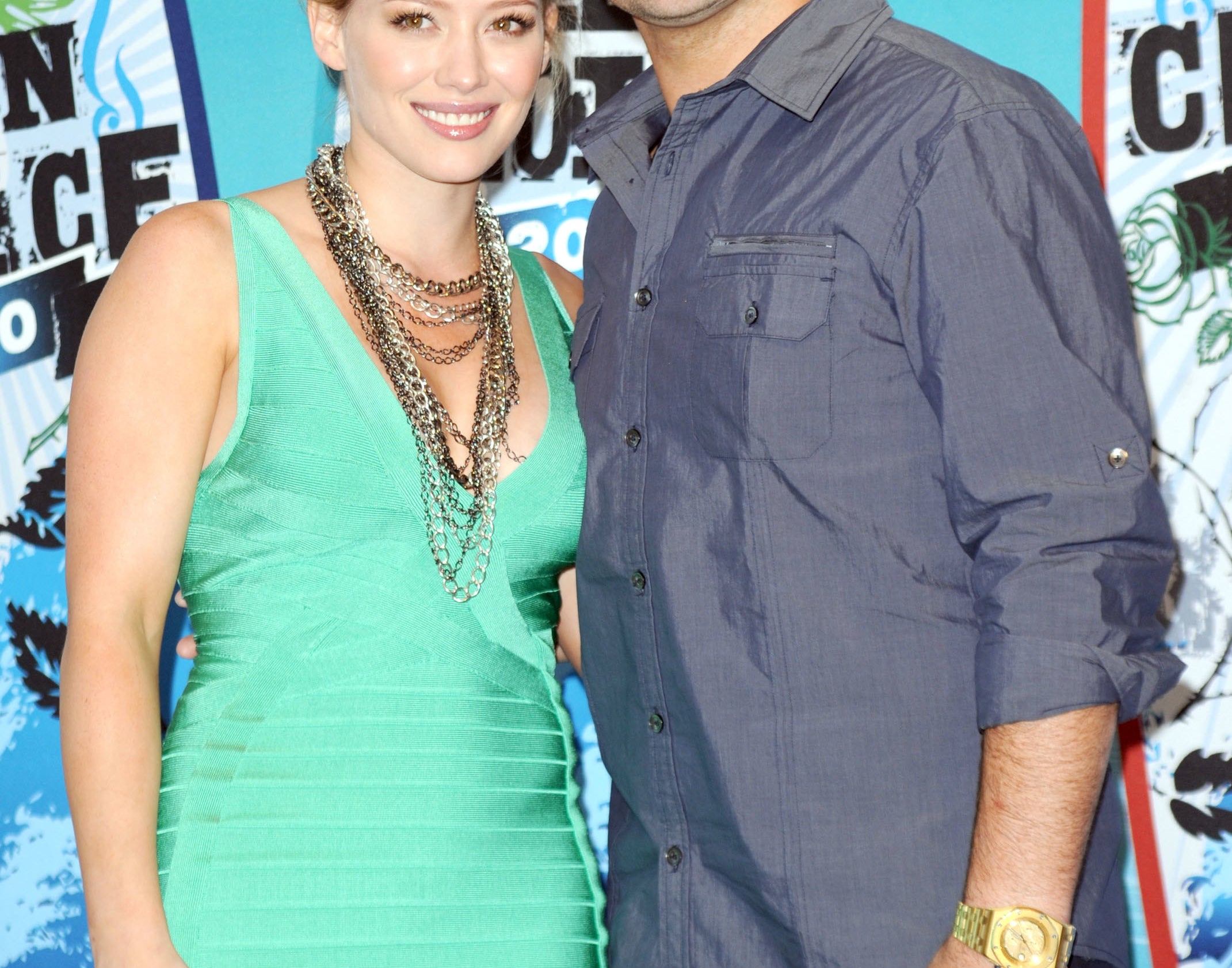 Hilary Duff and Mike Comrie posing in the press room of the 2010 Teen Choice Awards.