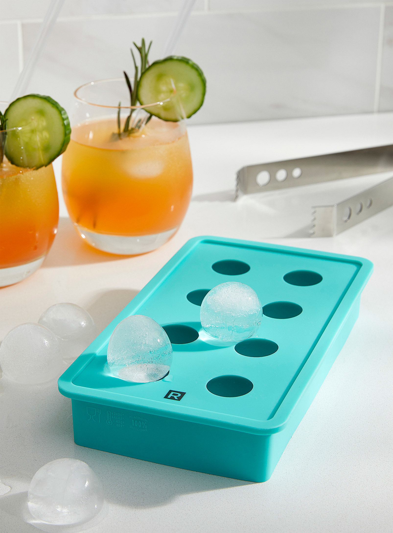 A tray with spherical ice cubs