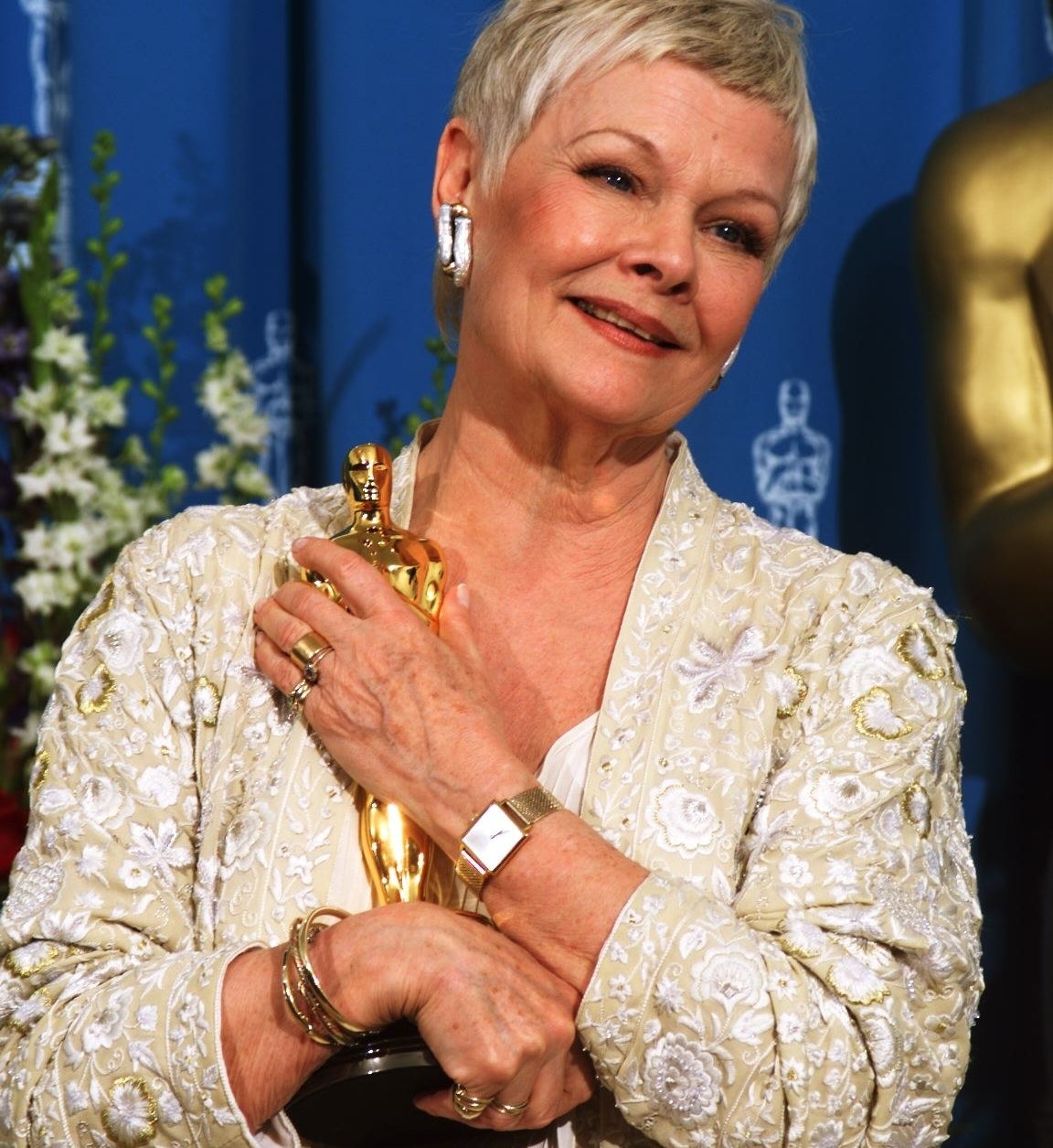 Judi Dench cradling her Oscar
