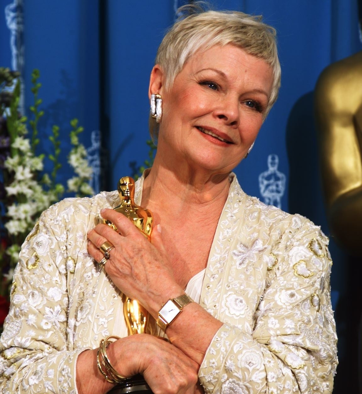 Judi Dench cradling her Oscar