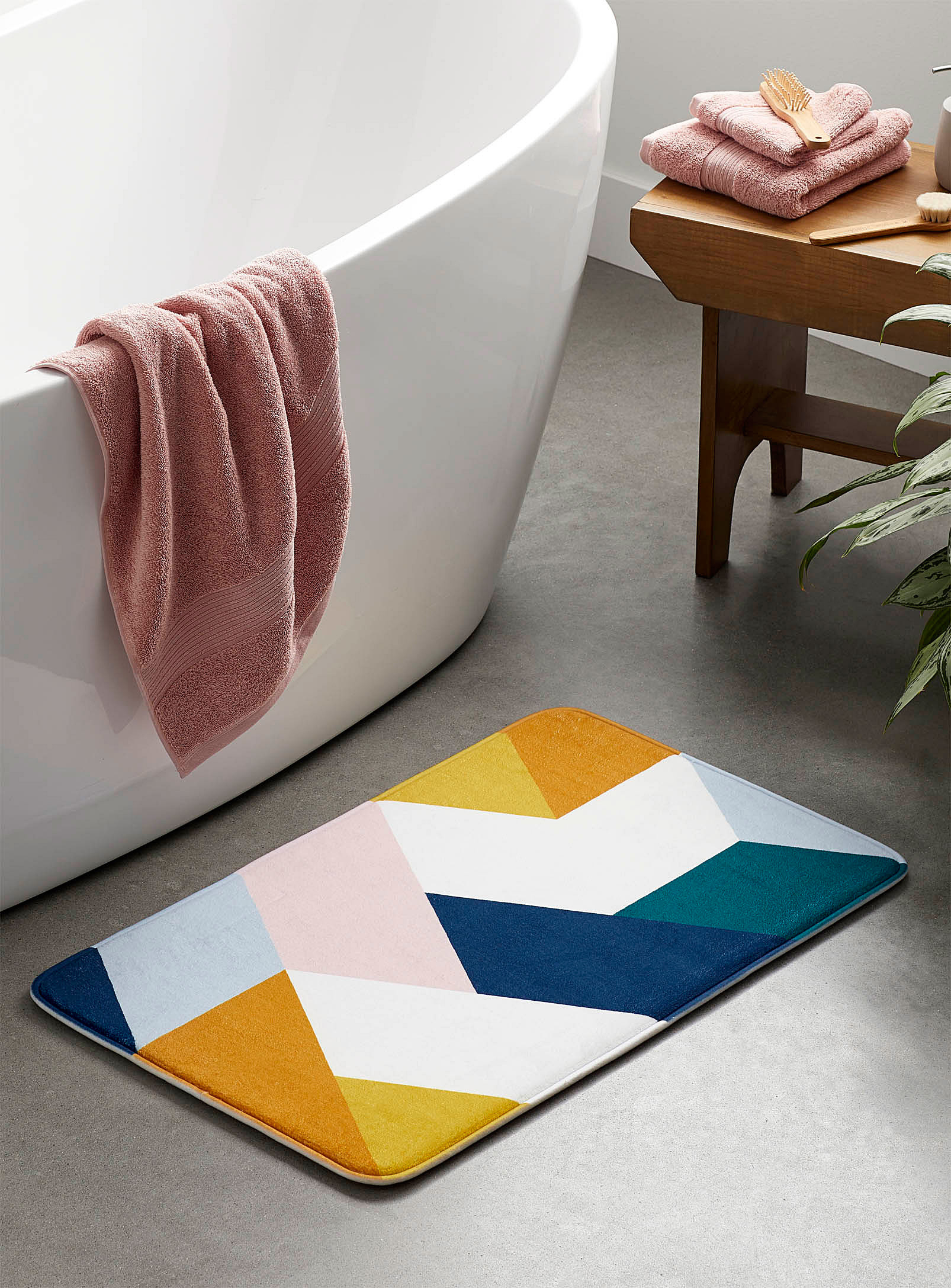 A bathmat with geometric shapes on it