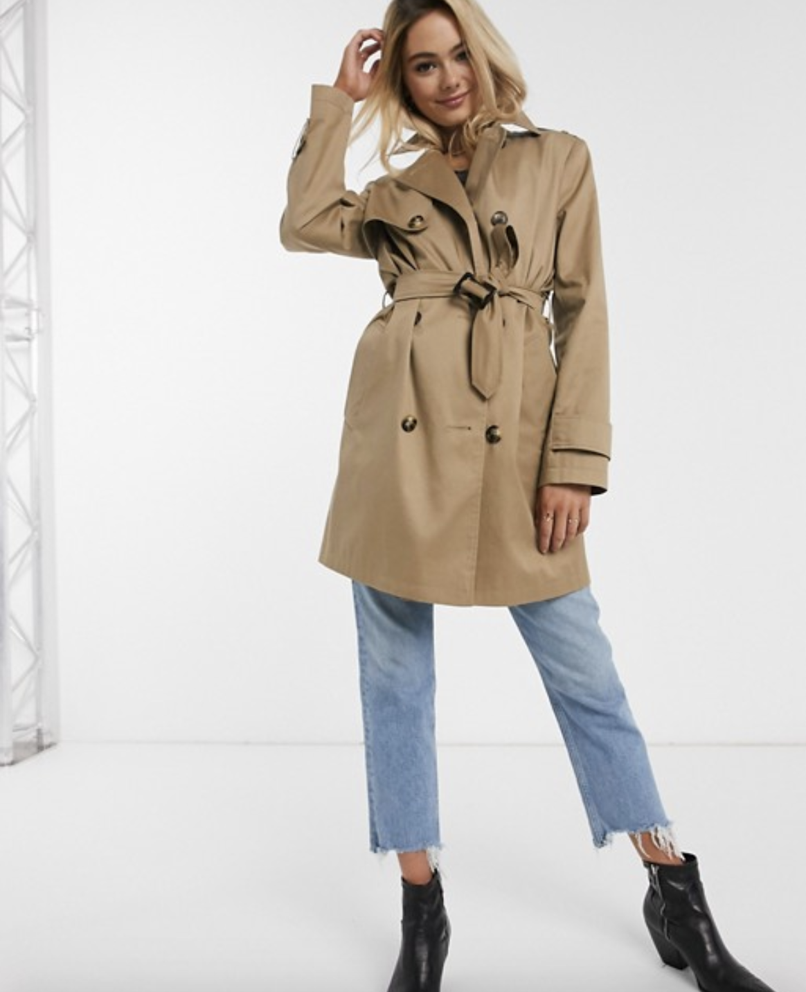 Trench coat in a stone color with a belt