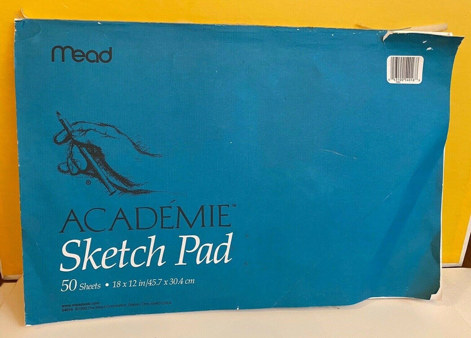 Mead’s Académie Sketch Pad with a teal blue cover that features a sketch of a hand holding a pencil.