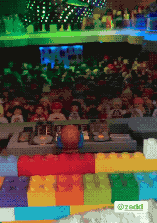 Far Skabelse Stille og rolig Zedd Has A Miniature Lego Nightclub In His House