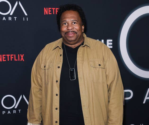 Leslie David Baker posing at a Hollywood event