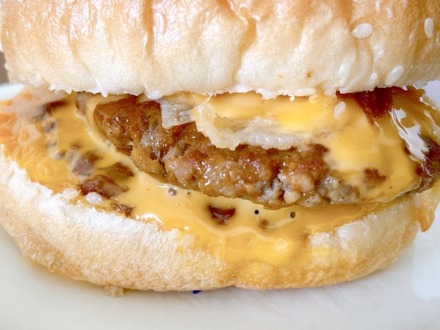 想像以上に肉が厚い セブンの ダブルチーズバーガー がボリューム凄すぎた