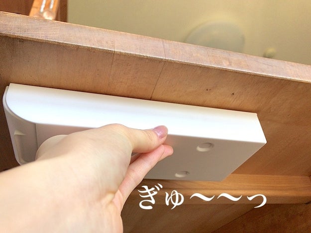 こりゃ便利だわ 机にピタッと貼るだけ ミニ引き出し がむっちゃ使える
