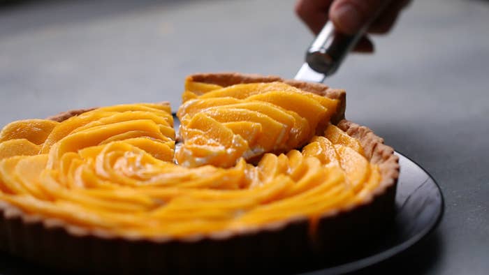 甘酸っぱさ香る マンゴータルト