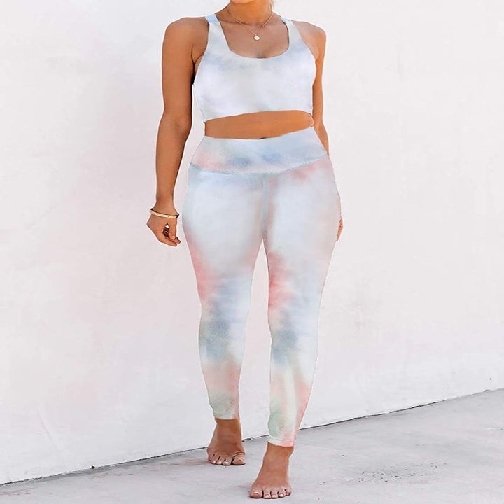A model wearing the workout set in multi color