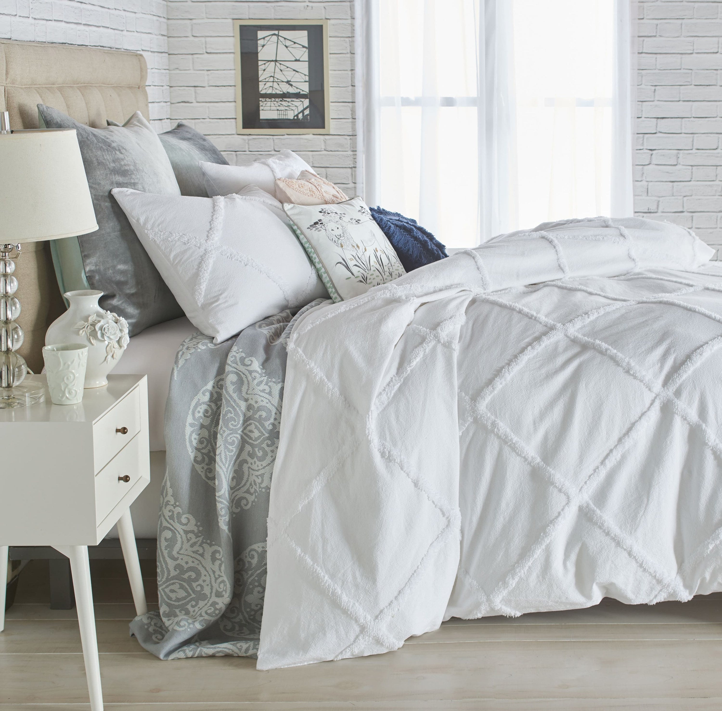 The set, with a raised lattice pattern