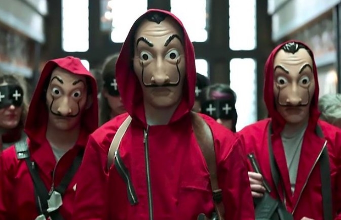 钱抢劫:三个男人站在面具和红色连帽套装,戴着眼睛面具的女人的背景