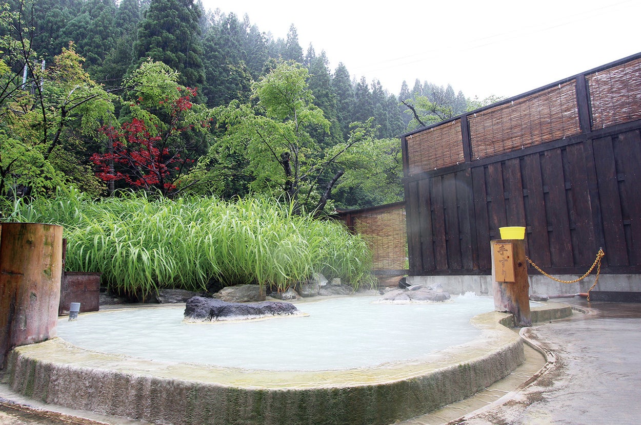 秋田県の「白神矢立 温泉郷の宿 日景温泉」。露天風呂の様子