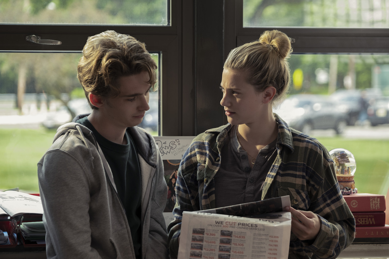 Lili Reinhart as Grace Town and Austin Abrams as Henry Page in CHEMICAL HEARTS