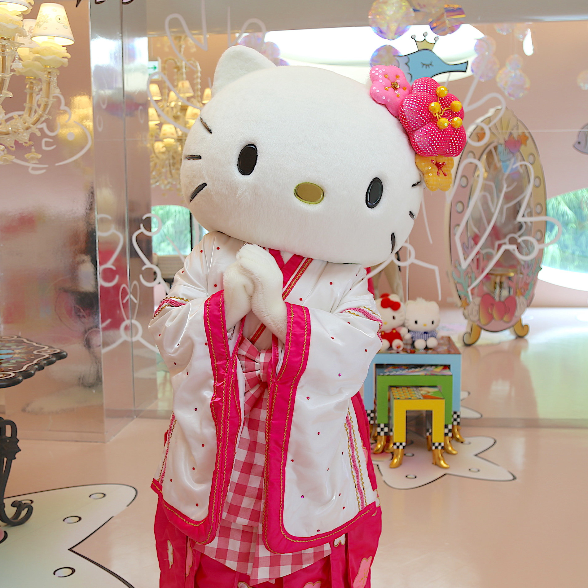 竜宮城にレストランも。淡路島に来たなら「HELLO KITTY SMILE