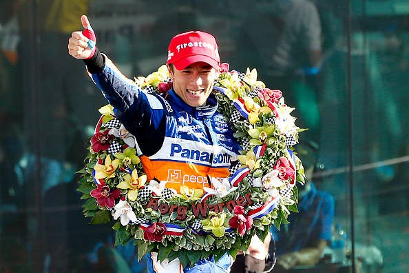 レース制覇の佐藤琢磨選手 披露したのはtwitterで公言していた グリコのポーズ か レース制覇の佐藤琢磨選手 披露したのはtwitterで公言していた グリコのポーズ か
