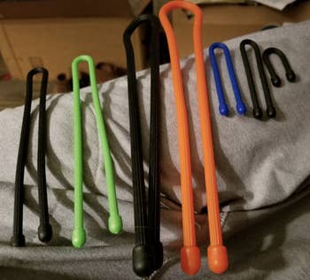the rubber twist ties in various sizes and in green, black, orange, and blue 