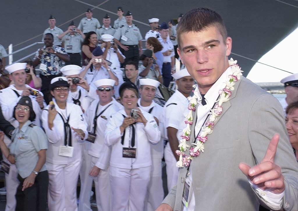 Josh Hartnett at the premiere for "Pearl Harbor" in 2001, with Navy officers in the background