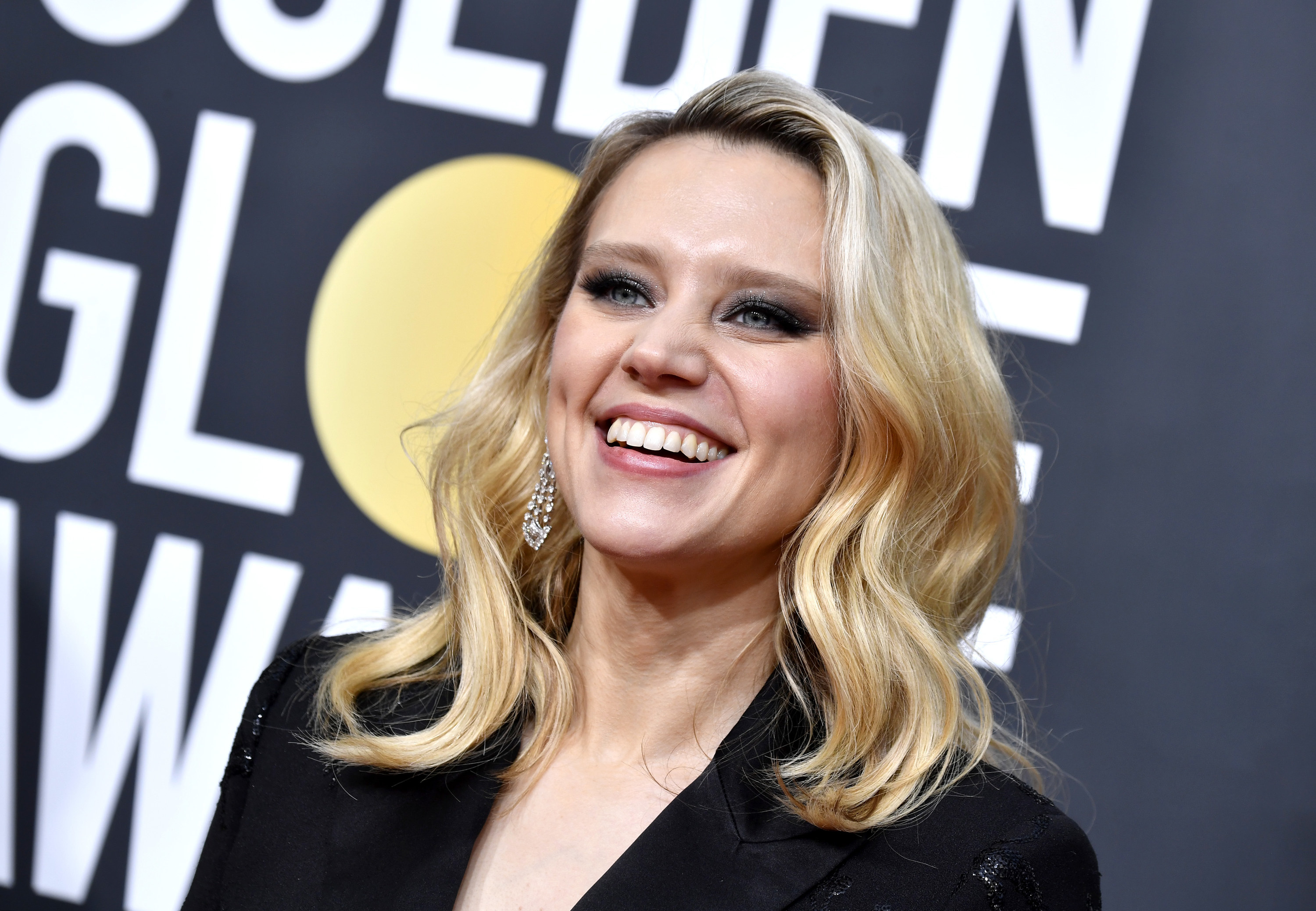 Kate McKinnon smiles at a red carpet