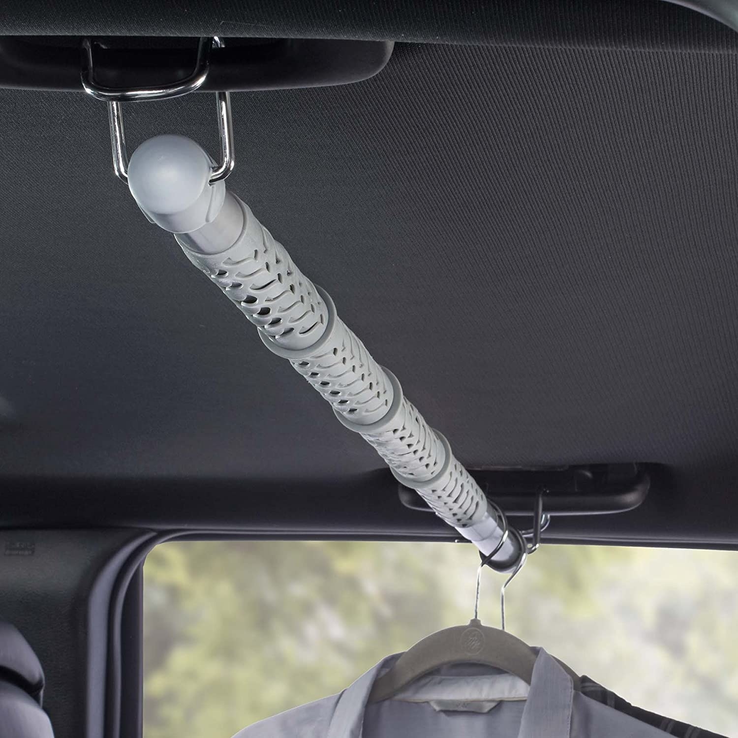 The hanging rod hung across the car, connected to the handles on both sides