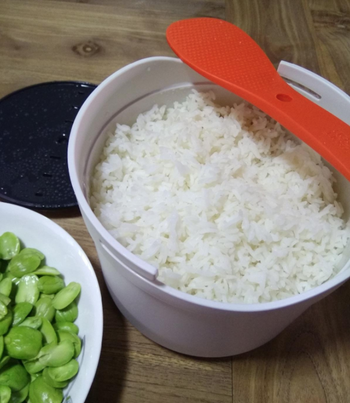 A reviewer photo of cooked white rice inside of the cooker