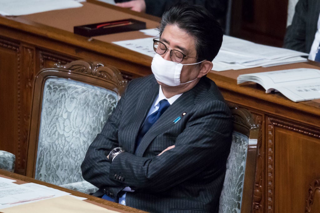 安倍首相が辞意を表明するまでに着けてきたマスク とは。12枚の写真