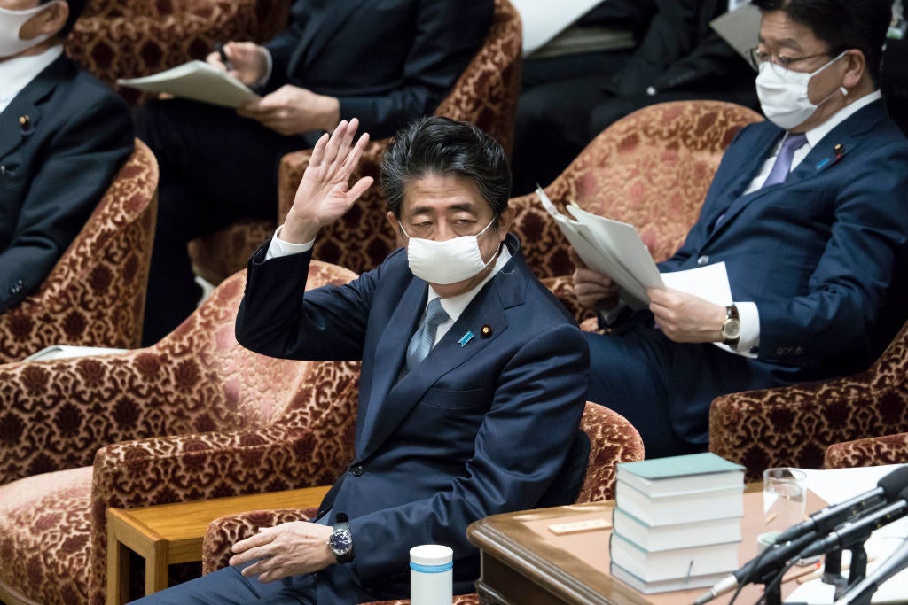 安倍首相が辞意を表明するまでに着けてきたマスク とは。12枚の写真