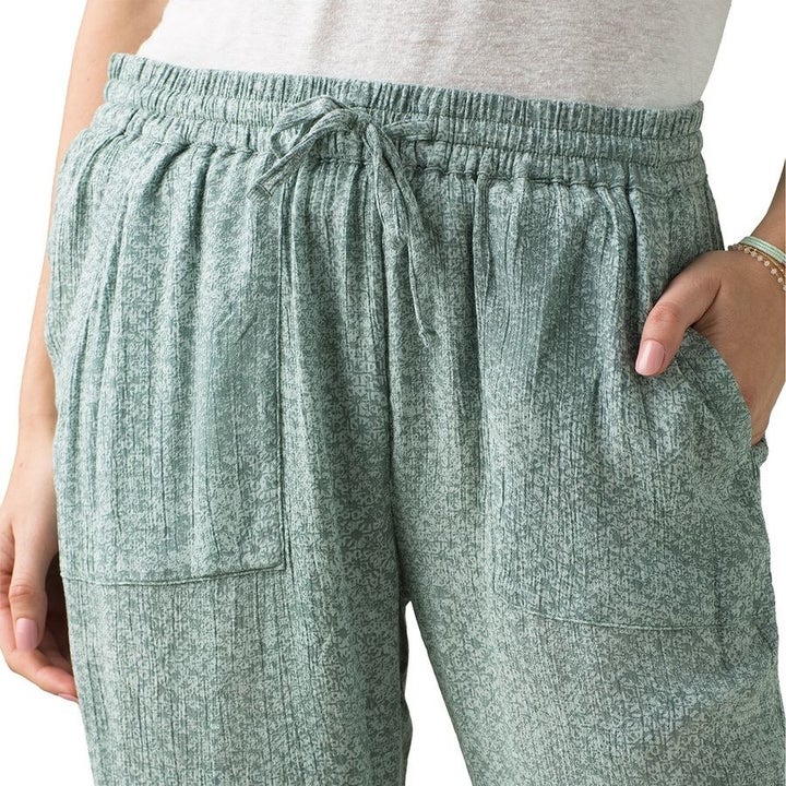 Model showing two deep pockets in the front 