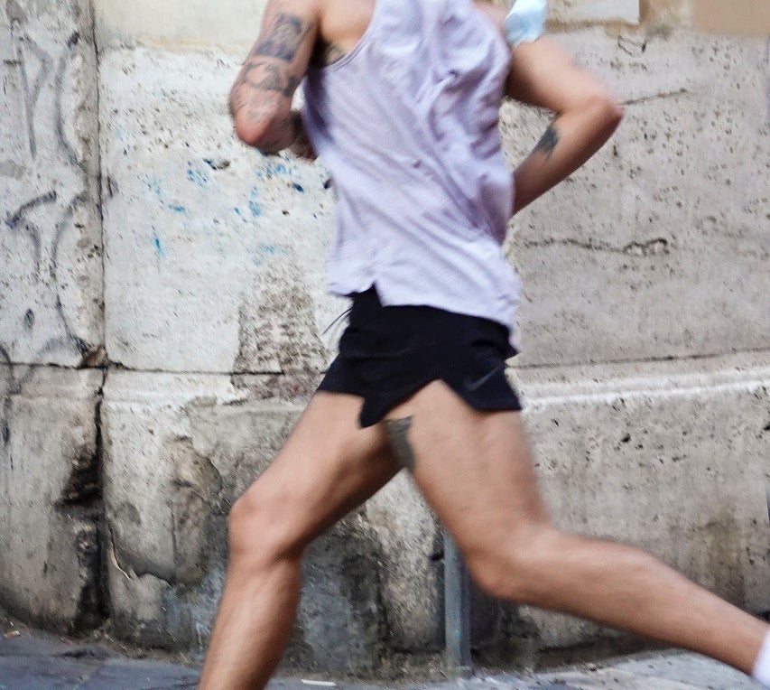 Harry Styles correndo de shorts curto.