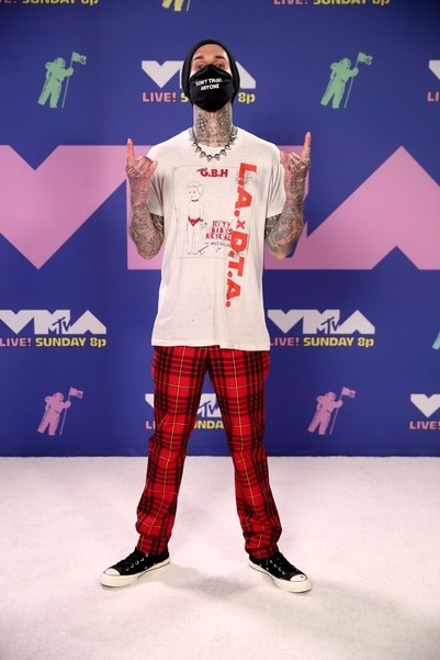 Travis Barker wore a face mask and Converse sneakers to the VMAs