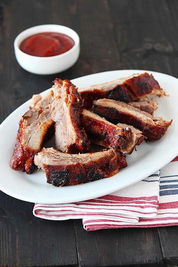 A plate of cut-up BBQ ribs