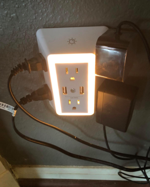 reviewer pic of the wall outlet with two plugs on each side