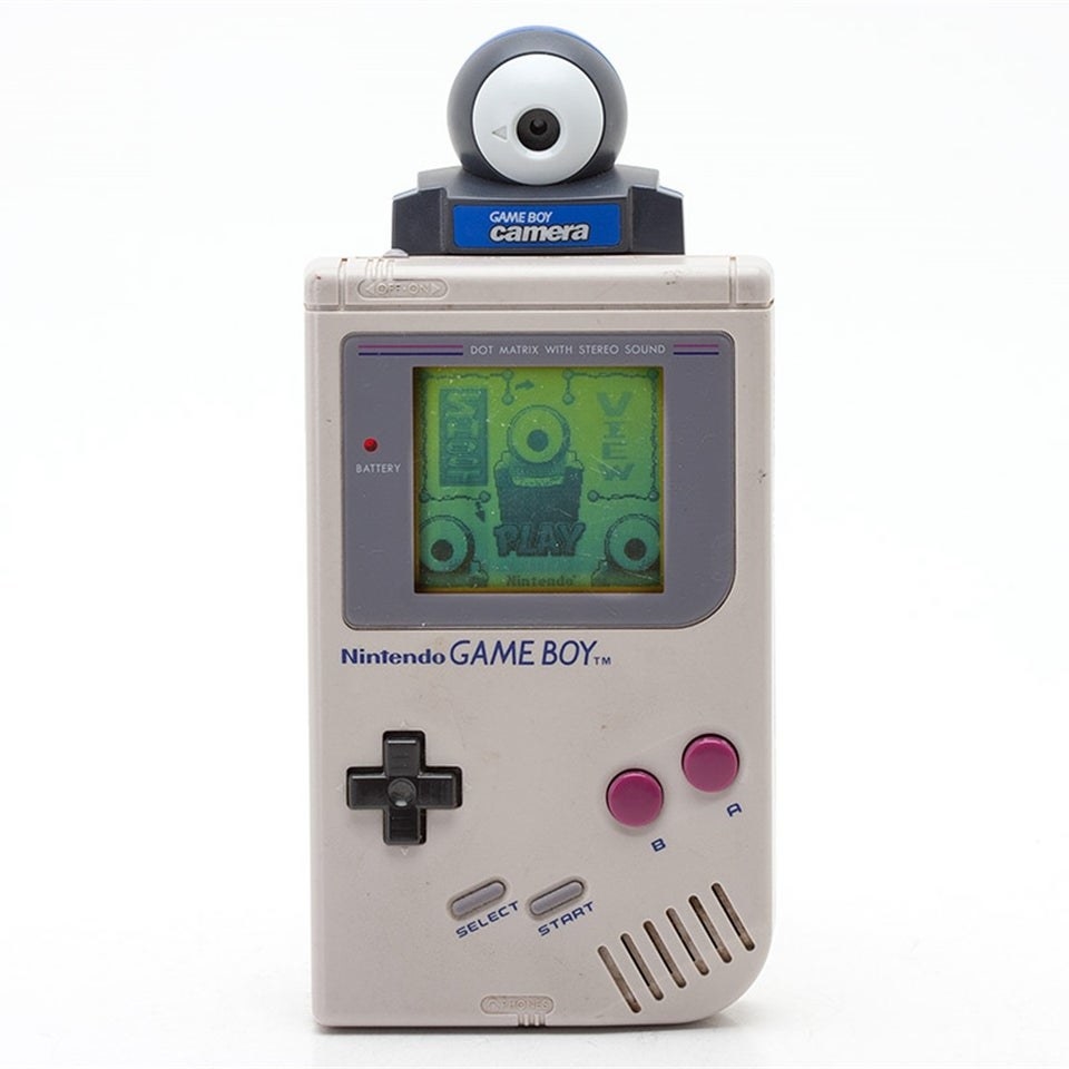 La consola de un Gameboy con una cámara en la parte de arriba.