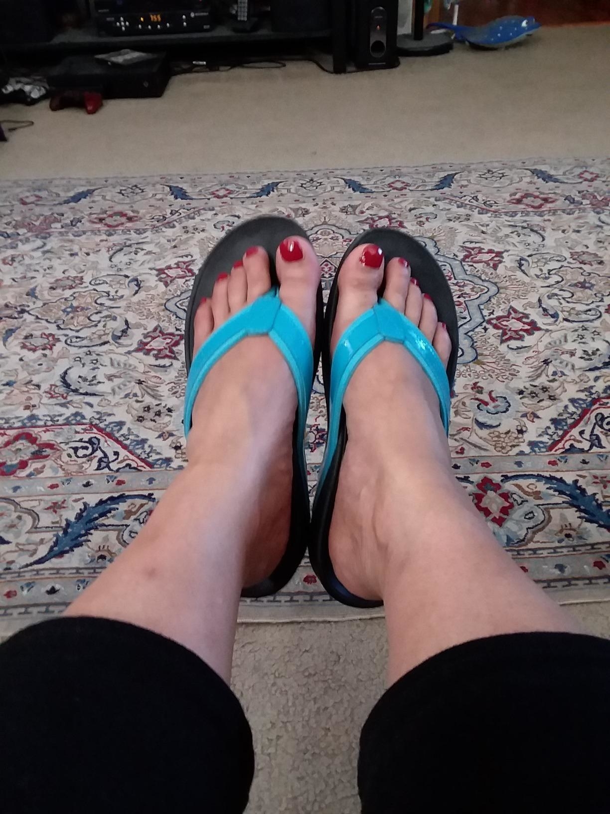 flip flops for wide flat feet