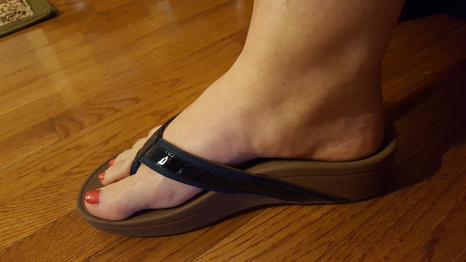 flip flops for wide flat feet