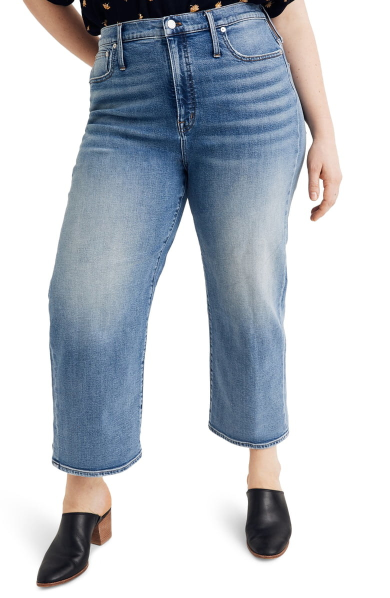 Model wearing Madewell slim wide-leg cropped jeans in reggie wash