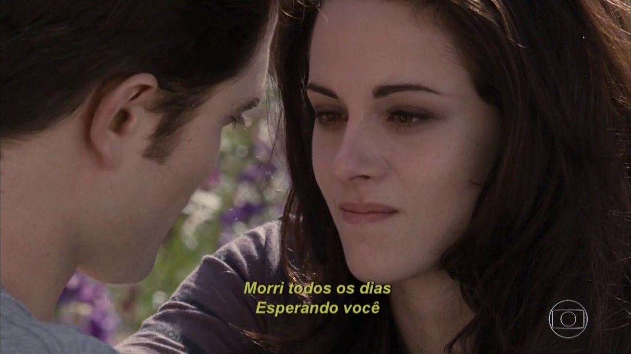 Print do filme, Bella olha para Edward com a legenda "Morri todos os dias esperando você".