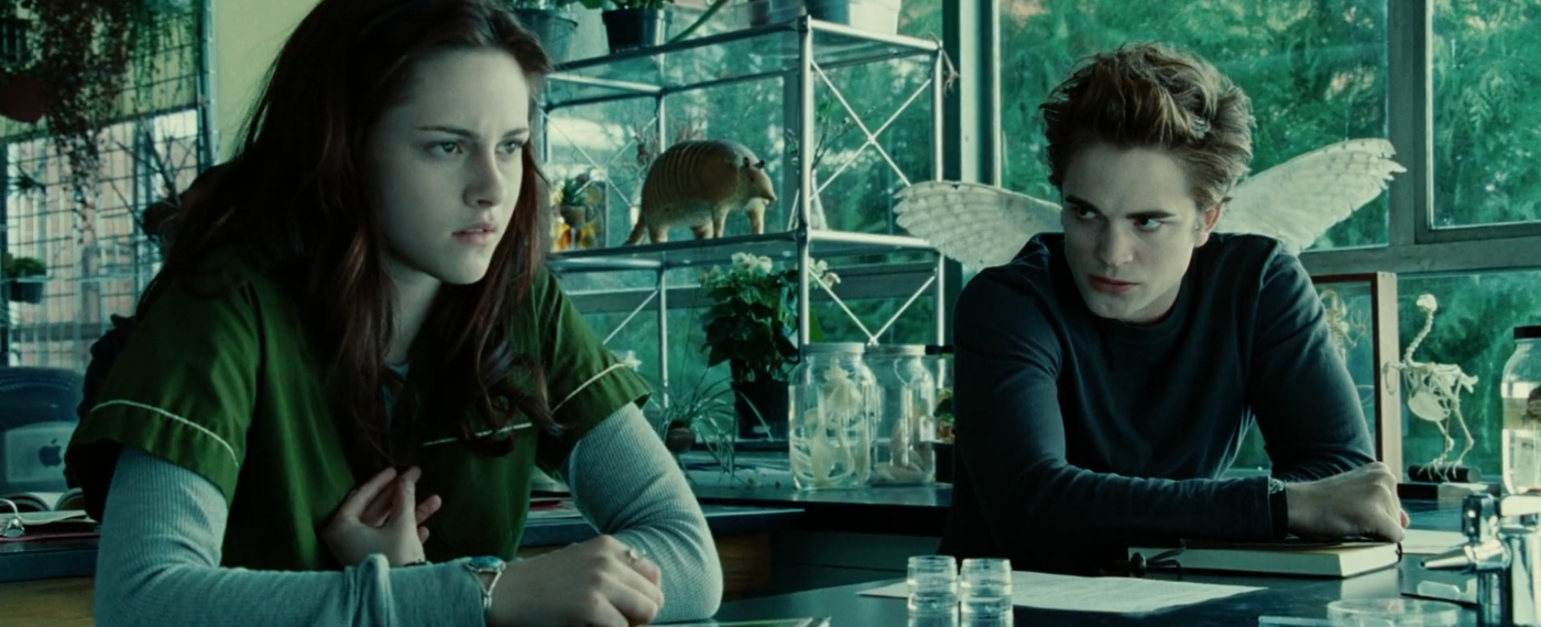Print do filme "Crepúsculo", da cena que o Edward conhece a Bella. Ele está olhando para ela com estranheza.