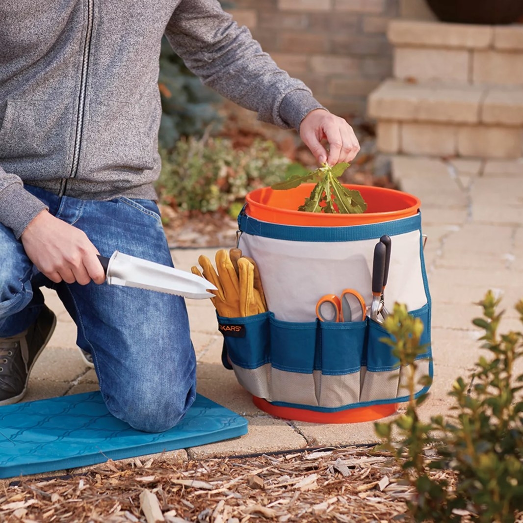 The bucket caddy with bordering pockets