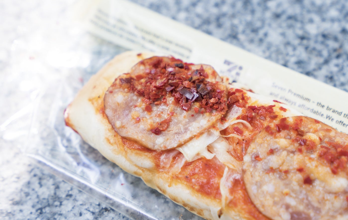 圧倒的にジャンク セブンの ピザ風パン が病みつきになる美味しさ 圧倒的にジャンク セブンの ピザ風パン が病みつきになる美味しさ