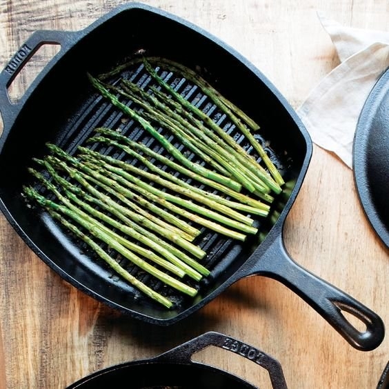 Lodge cast iron grill pan with asparagus in it