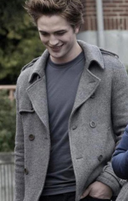 Robert Pattinson as Edward Cullen in Twilight, wearing a t-shirt and pea coat