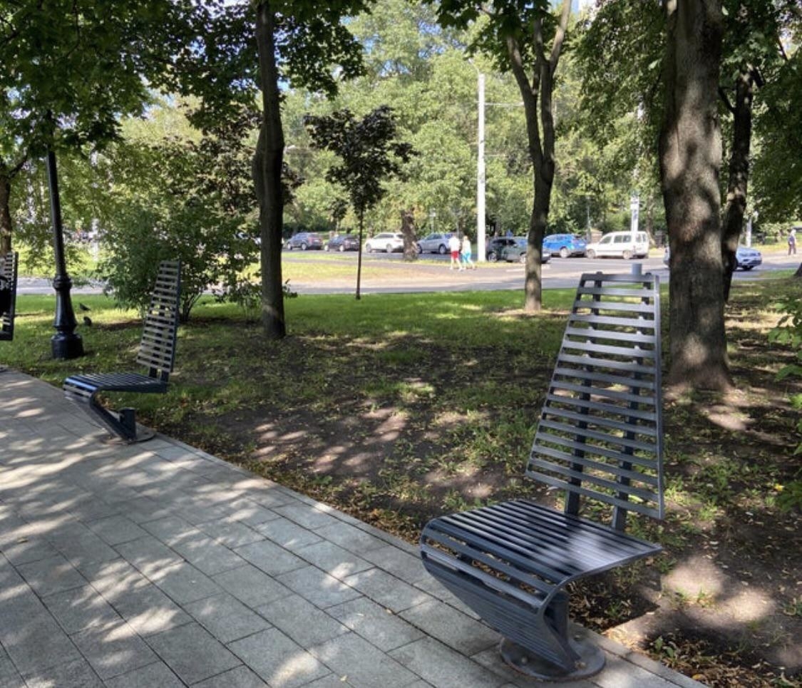 Individual park seats spread out in a park