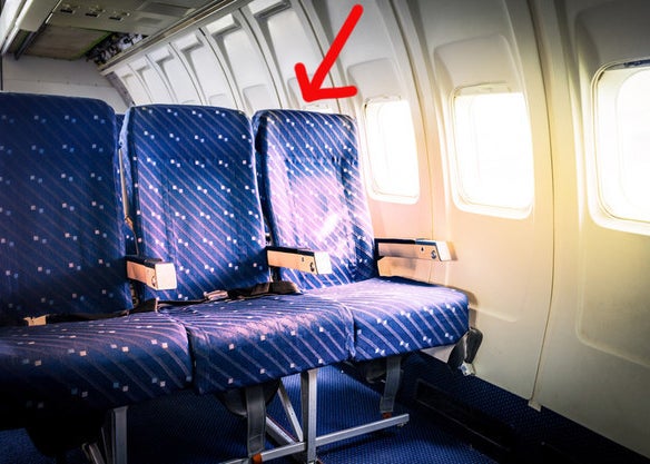 Airplane seat row with arrow pointing to window seat