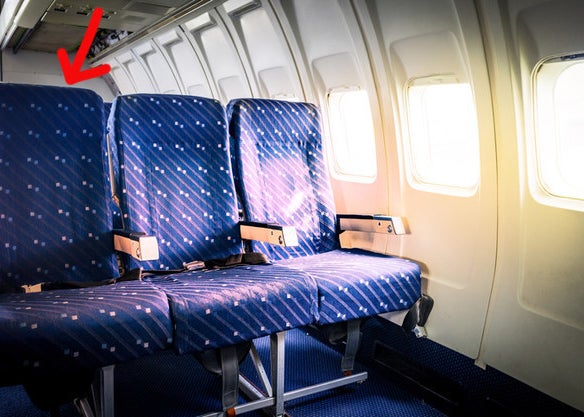 Airplane seat row with an arrow pointing at the aisle seat