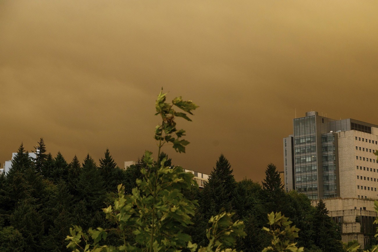 Giants, Athletics play under ominous orange sky amid California wildfires