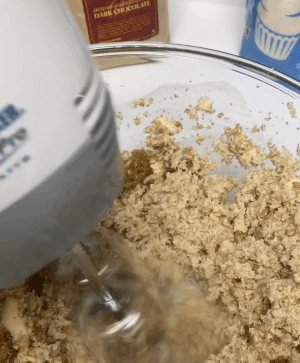 Electric mixer combining butter and sugar