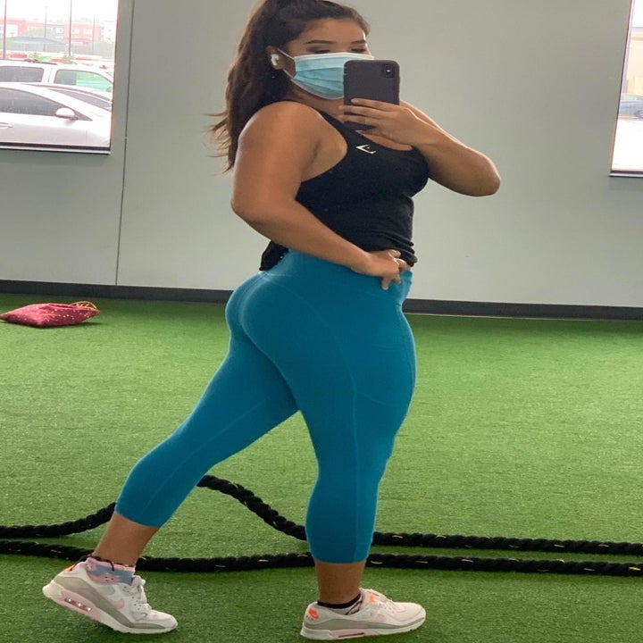 Reviewer wearing teal leggings while at the gym 