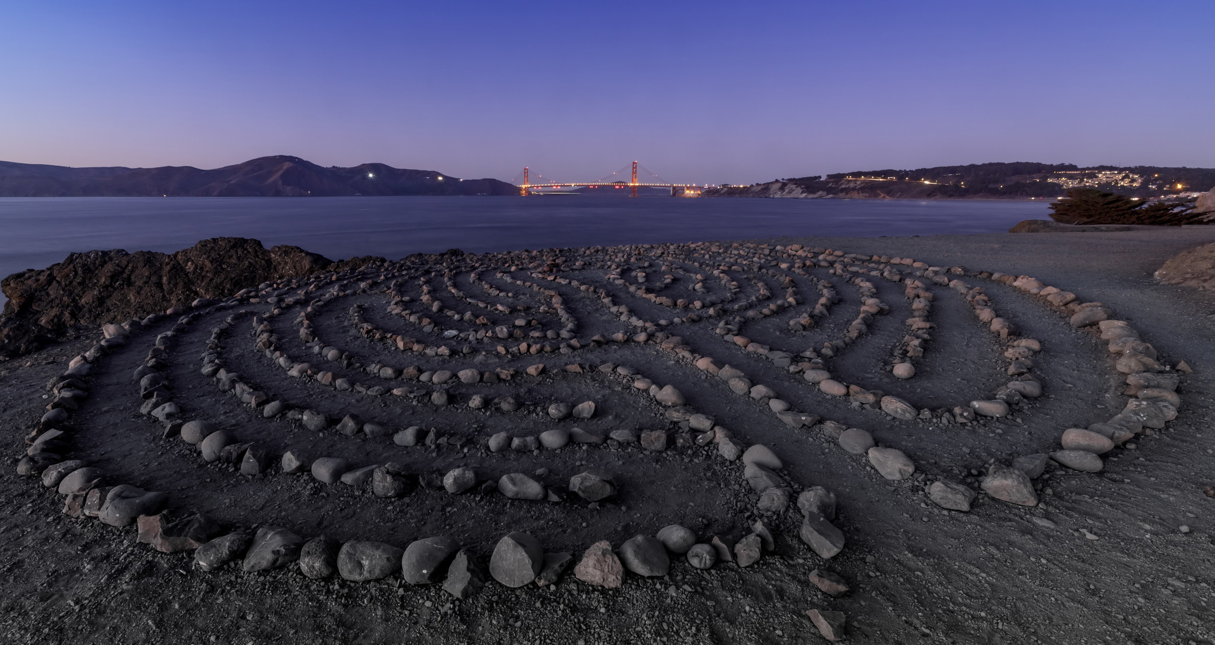 一块岩石迷宫俯瞰大海和城市的观点。