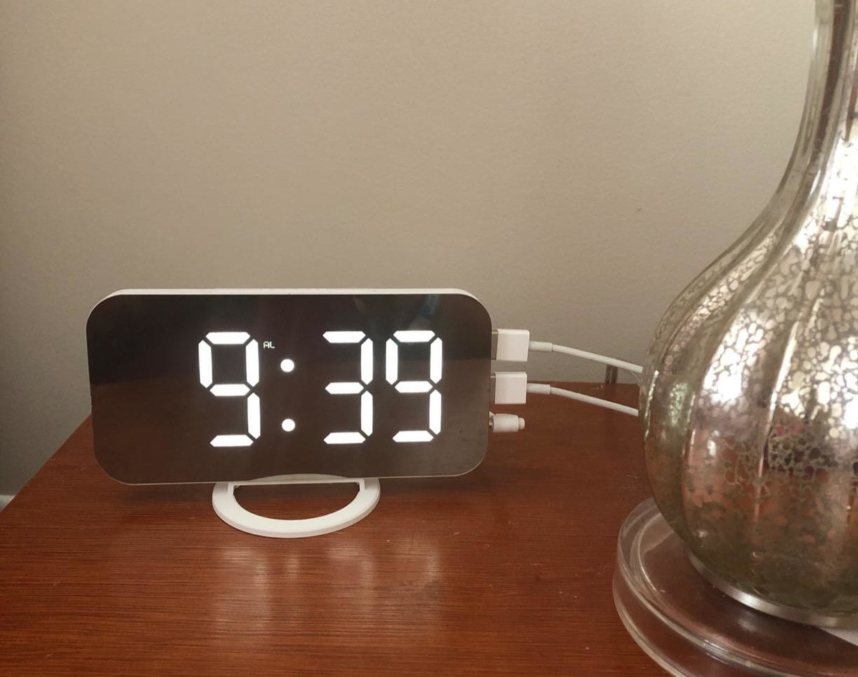 A reviewer&#x27;s alarm clock with two devices plugged in