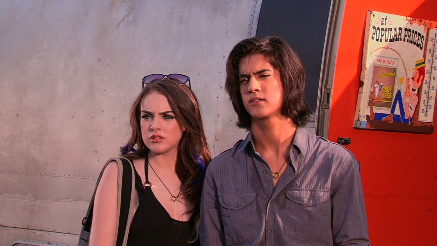 &quot;Victorious&quot;characters Jade and Beck looking in the same direction